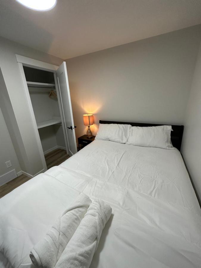 YYC 2 Bedroom 2 Washrooms Brand New Beautiful & Cozy Suite מראה חיצוני תמונה