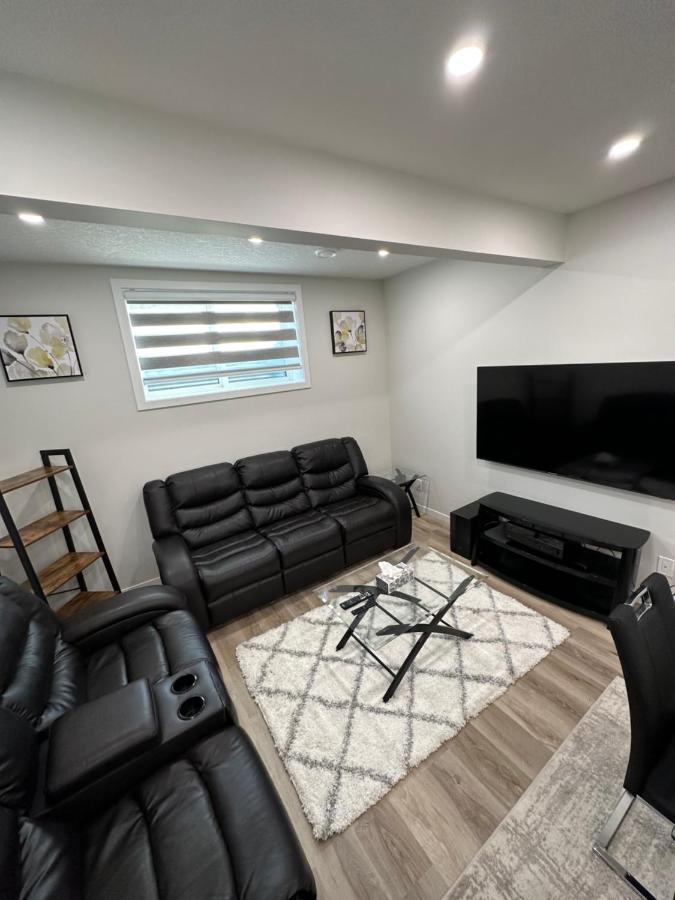 YYC 2 Bedroom 2 Washrooms Brand New Beautiful & Cozy Suite מראה חיצוני תמונה