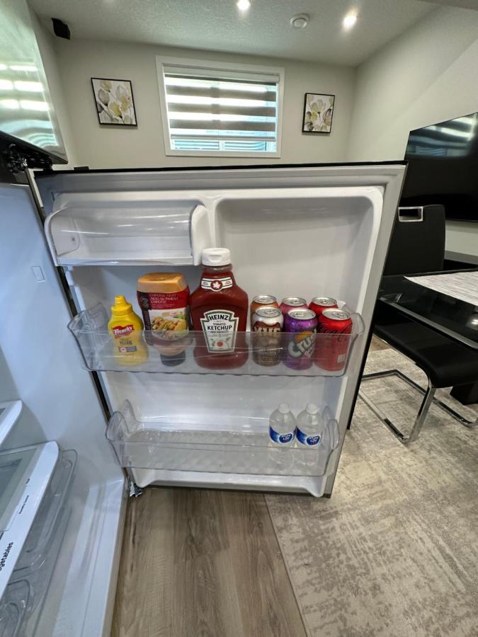 YYC 2 Bedroom 2 Washrooms Brand New Beautiful & Cozy Suite מראה חיצוני תמונה