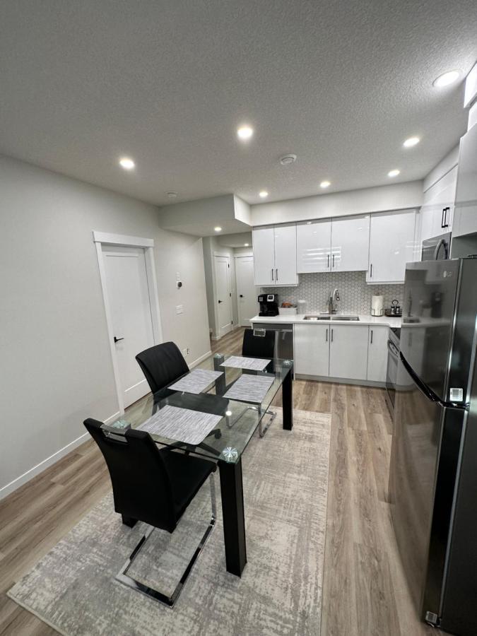 YYC 2 Bedroom 2 Washrooms Brand New Beautiful & Cozy Suite מראה חיצוני תמונה
