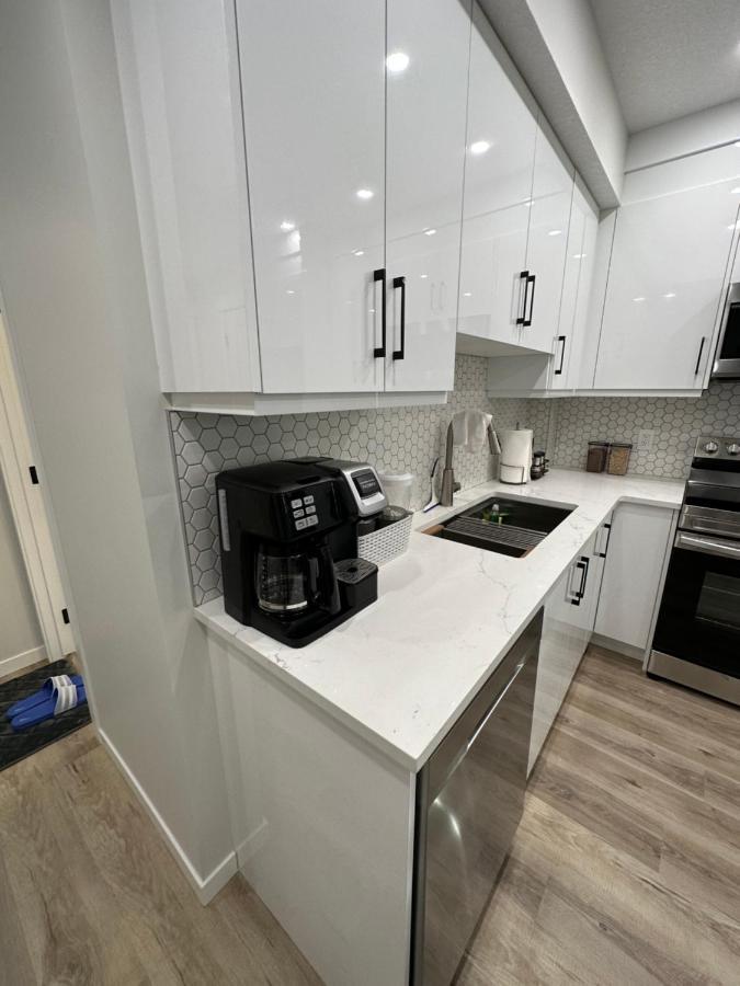 YYC 2 Bedroom 2 Washrooms Brand New Beautiful & Cozy Suite מראה חיצוני תמונה