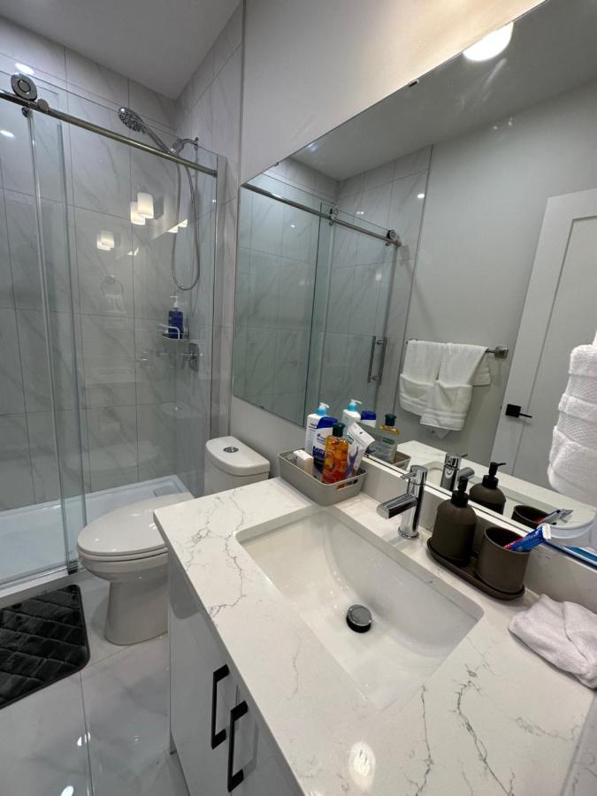 YYC 2 Bedroom 2 Washrooms Brand New Beautiful & Cozy Suite מראה חיצוני תמונה
