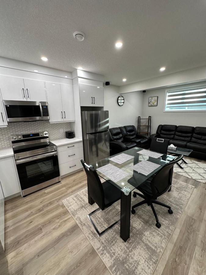 YYC 2 Bedroom 2 Washrooms Brand New Beautiful & Cozy Suite מראה חיצוני תמונה