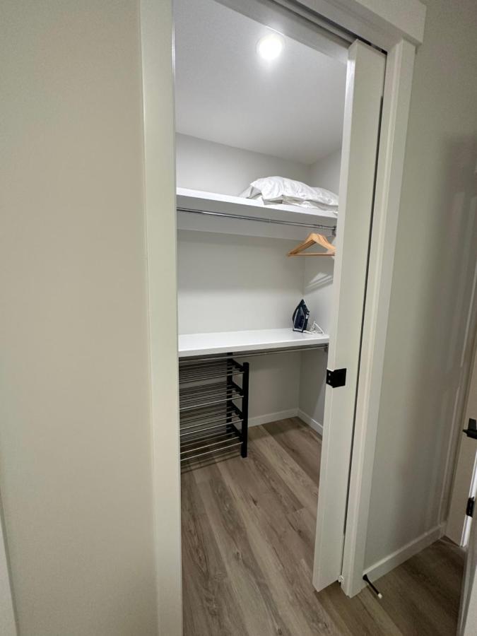 YYC 2 Bedroom 2 Washrooms Brand New Beautiful & Cozy Suite מראה חיצוני תמונה